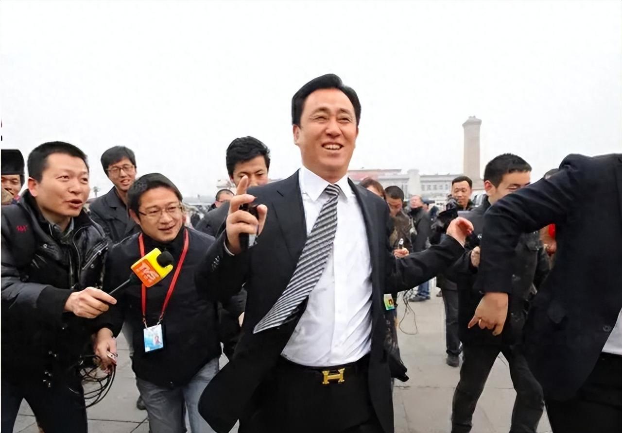 这张照片，最能体现恒大集团许家印曾经的风光，可谓春风得意马蹄疾。重要的场合，标志
