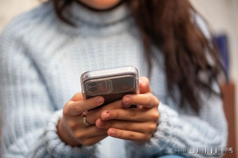 社交别乱来！上下尺度把握好，财富才稳牢！
常言向上社交、向下兼容，却向上攀附无果