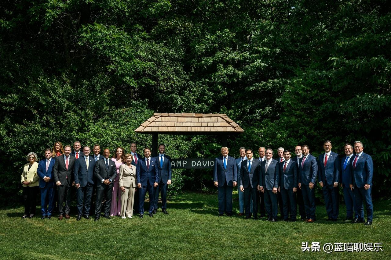 特朗普内阁成员在戴维营拍“全家福”。
白宫称其为，“Dream team 梦之队