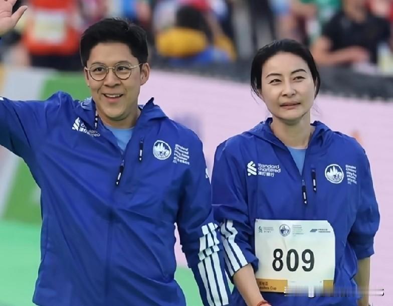 郭晶晶和霍启刚一起跑香港马拉松，画面太暖了！到底是奥运冠军，晶晶跑步姿势特别标准