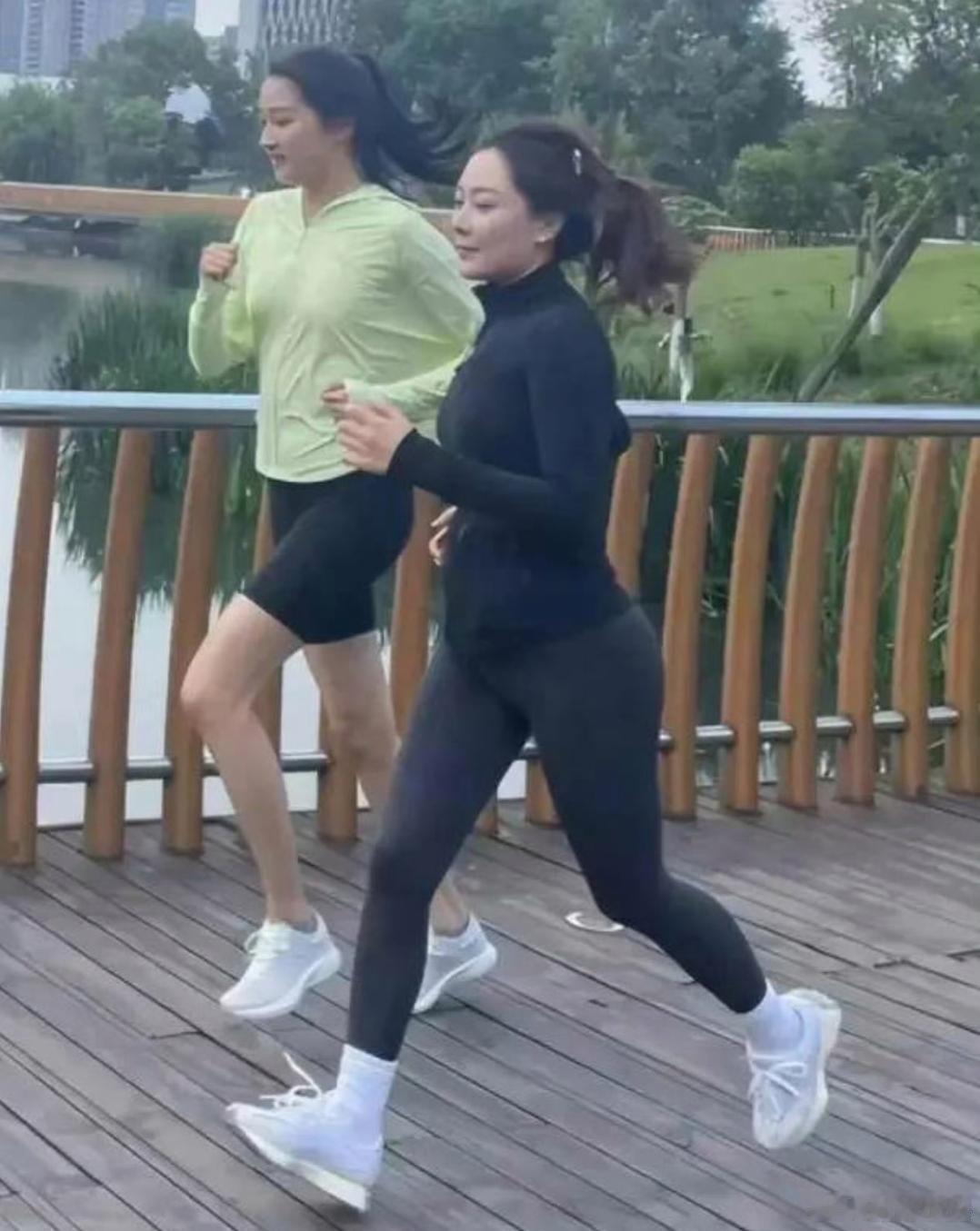 关晓彤旁边这小姐姐身材很健美。 