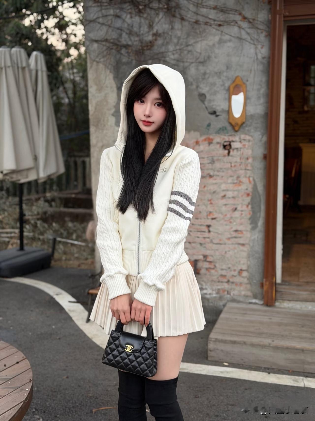 爱拍照的女生到底有多迷人呢?
予你
我把人间烟火写成诗
每一行都藏着你的名字
风