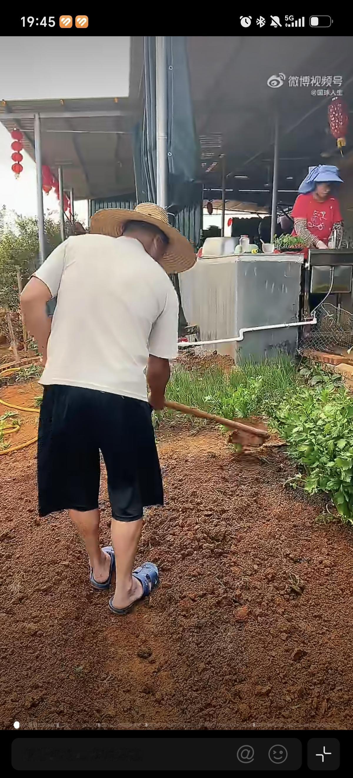 7月9日全红婵爸爸在地里干活，全红婵妈妈在做饭。虽然家里生活改善很多，但是全红婵