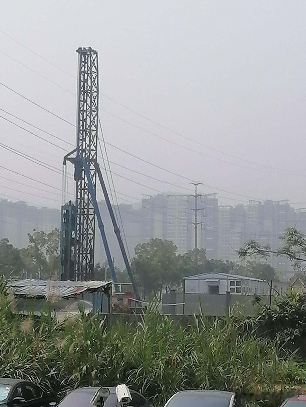 又一个小区动工建设，据说是第四代住宅。房地产市场就是这样，几家欢喜几家愁，大部分
