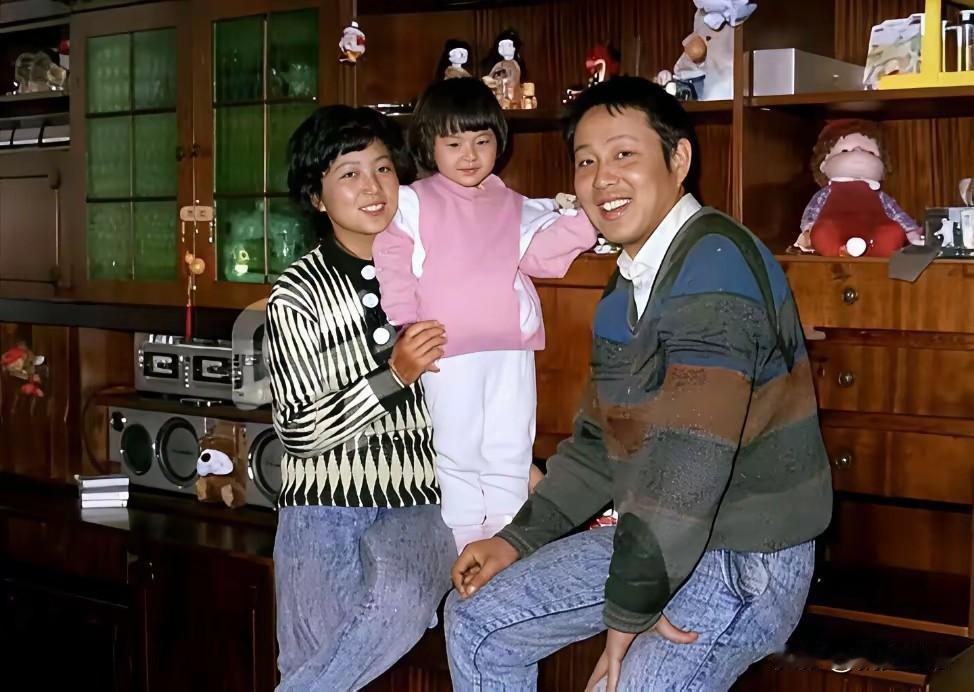 杜宪与陈道明，文艺世家一段低调相守的婚姻。镜头下，杜宪温婉沉静，陈道明一身休闲着