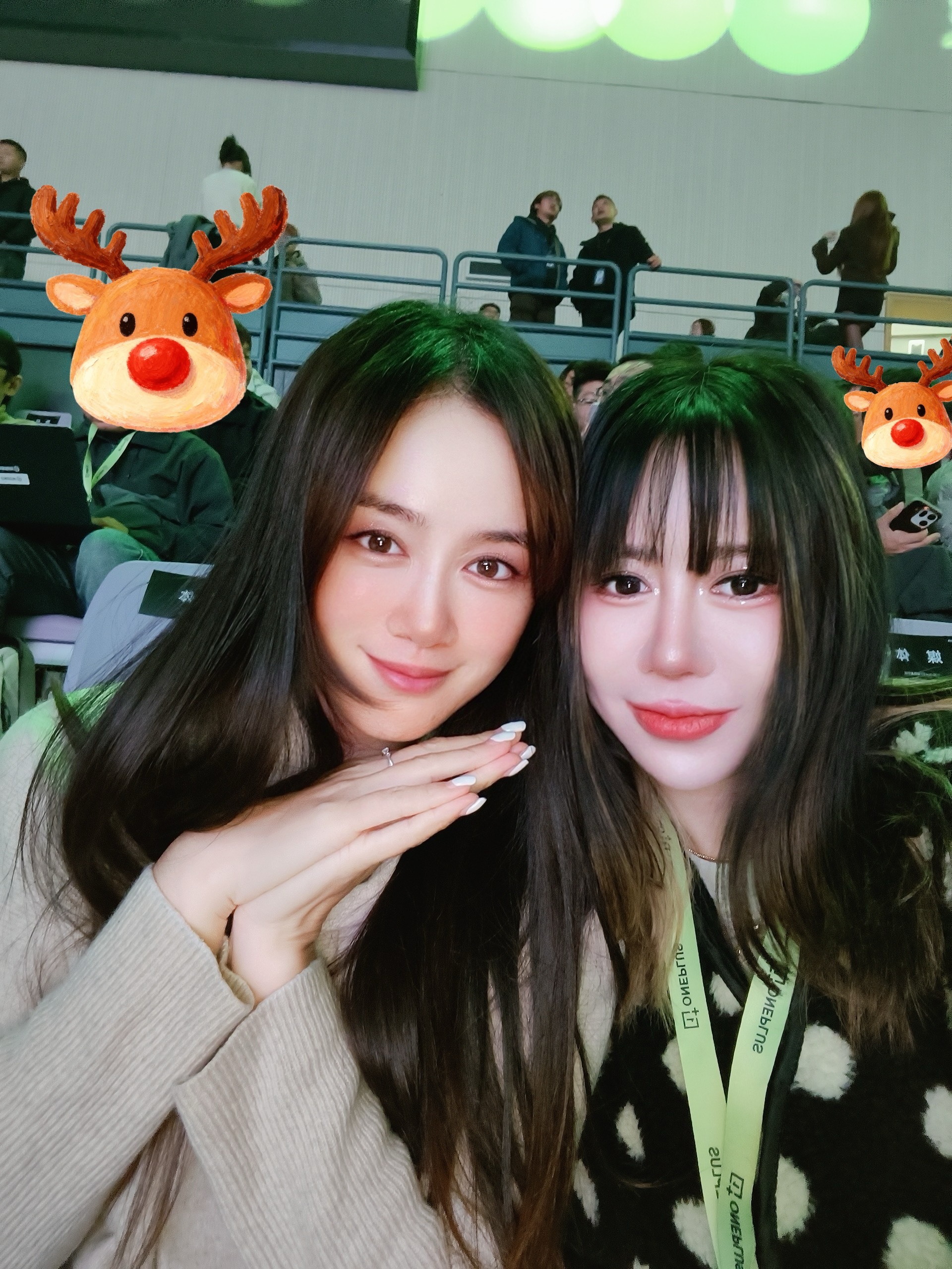 来了 和“女明星”合影了