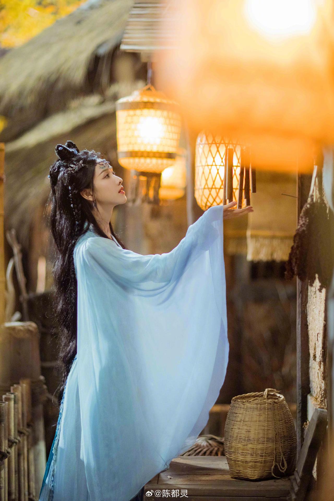 女明星新生代的美女代表，
都夸陈都灵天选古人，
上一个被这样夸的好像是刘诗诗吧，