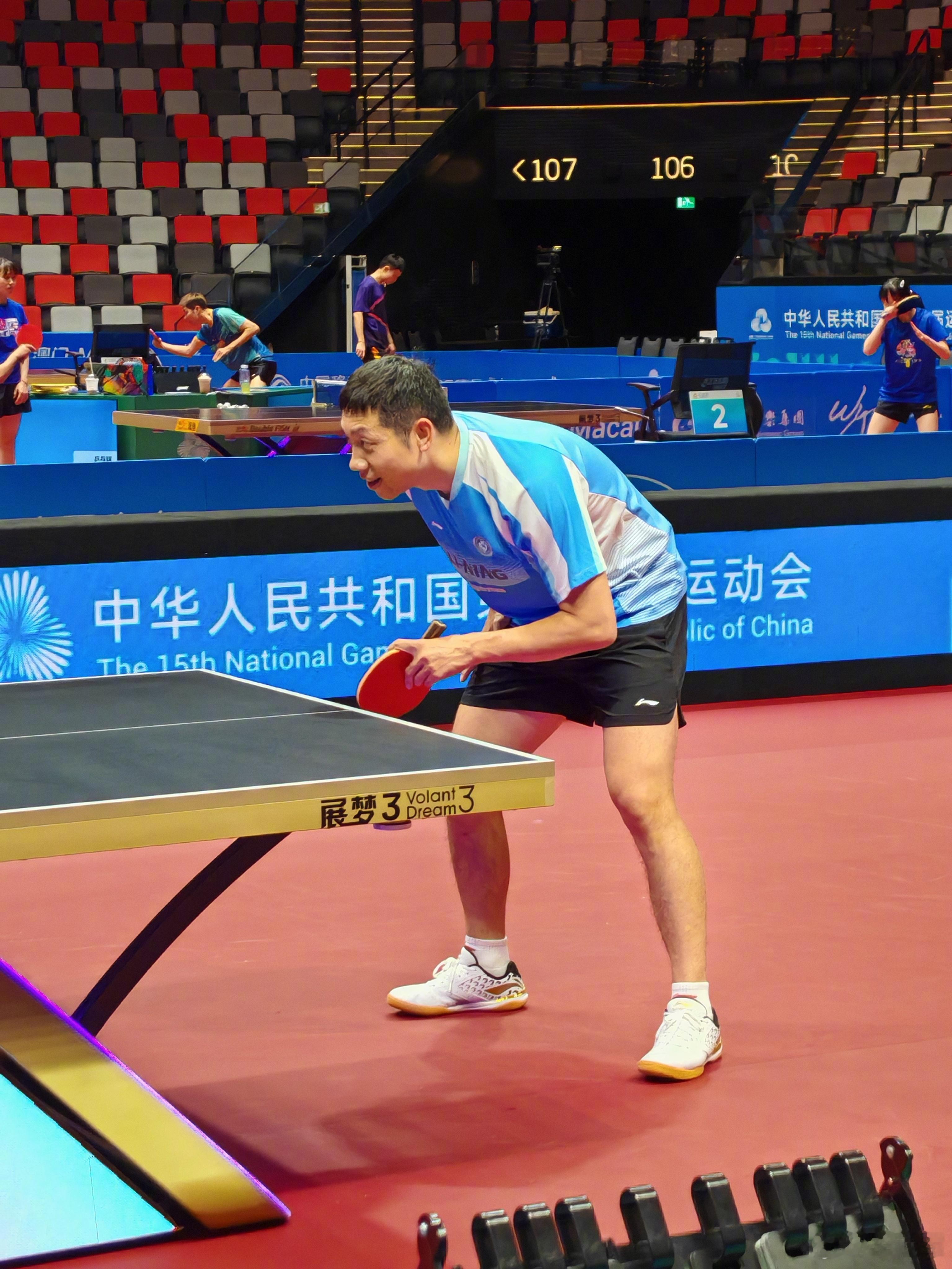 许昕进行热身训练！ 