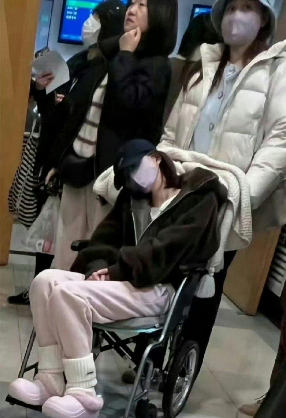 赵露思坐轮椅 发生什么事了？赵露思怎么坐轮椅去医院了啊！微博直接锁了，搜都搜不到