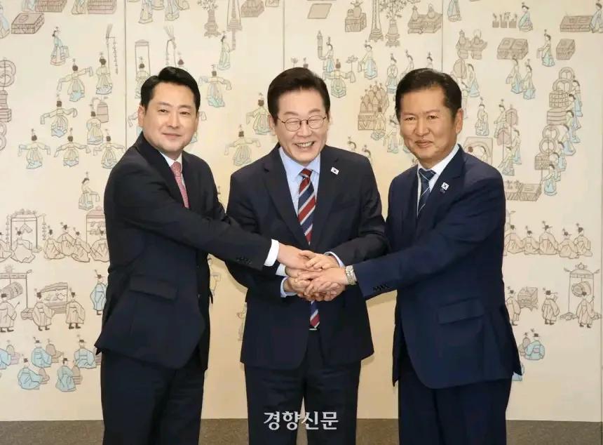 韩国总统李在明时隔7个月再次邀请朝野两党在青瓦台举行午餐会。
执政党共同民主党和