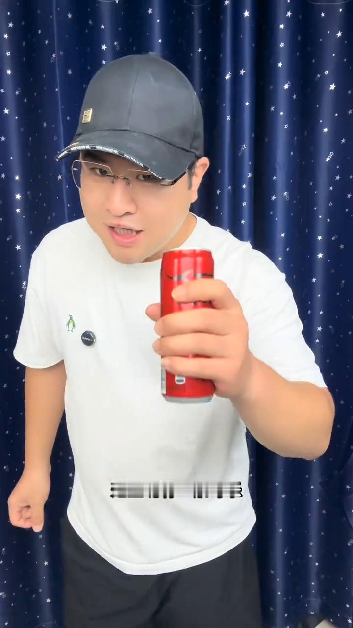 可乐瞬间分身魔术。
大家好，这里有一瓶可乐，接下来摇晃几下，它可以瞬间变成两瓶。