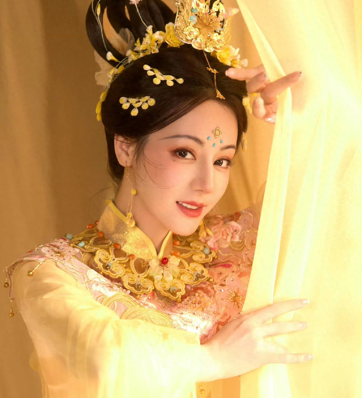 娱乐八卦迪丽热巴这是什么 “神女下凡” 名场面啊！一身华美的黄衣造型，头饰精致，