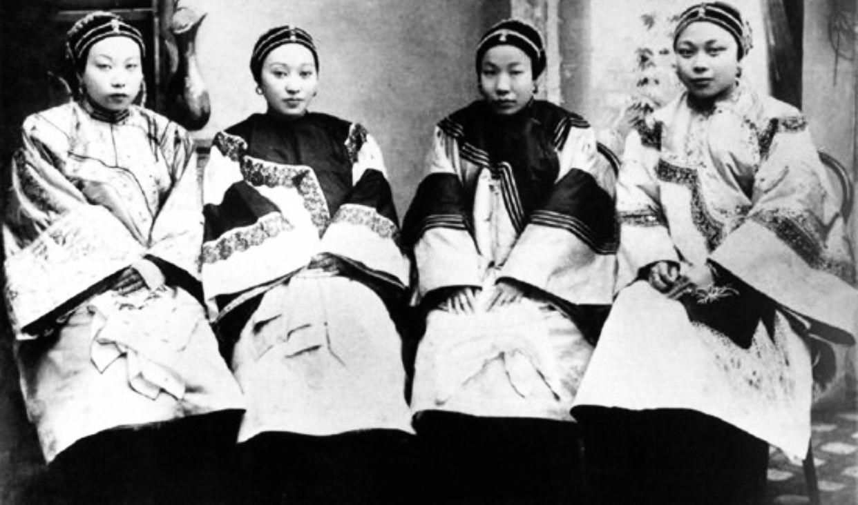 万历年间，女子成了富商的小妾后，备受宠爱，可富商去世后，正妻直接派人将小妾捆了，