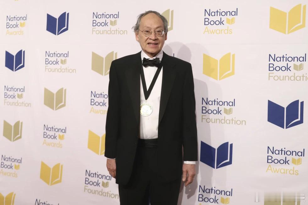 【华裔Arthur Sze 被任命为美国桂冠诗人】（美联社）在其领导地位受到质疑