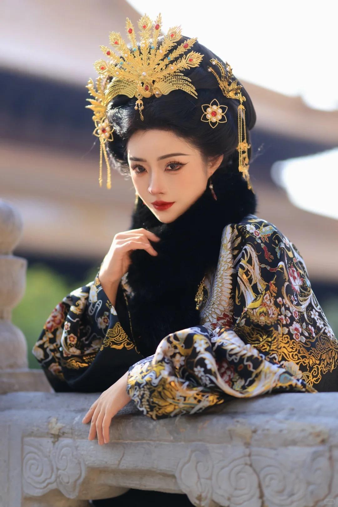 误入古风画卷，明制贵女南京篇。秦淮河畔的风，拂过立领袄的镶边，吹动马面裙的褶皱，