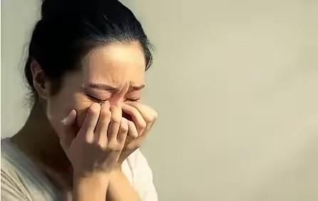 云南曲靖，男子在同村已婚女子家草莓地，乘其不备从身后搂抱并抚摸隐私部位，女子丈夫