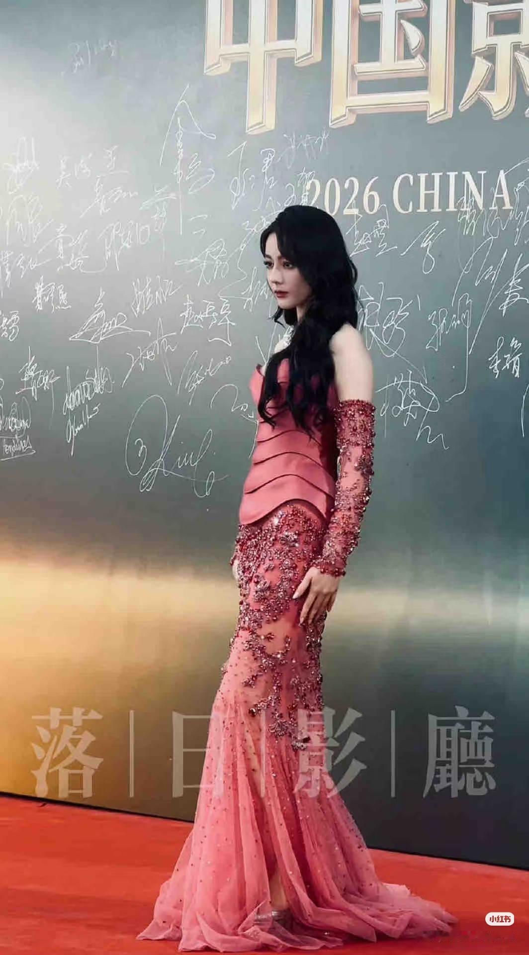 迪丽热巴的红地毯走秀我同事去看了，
回来后她和我说了一个大实话，
我同事说，官方
