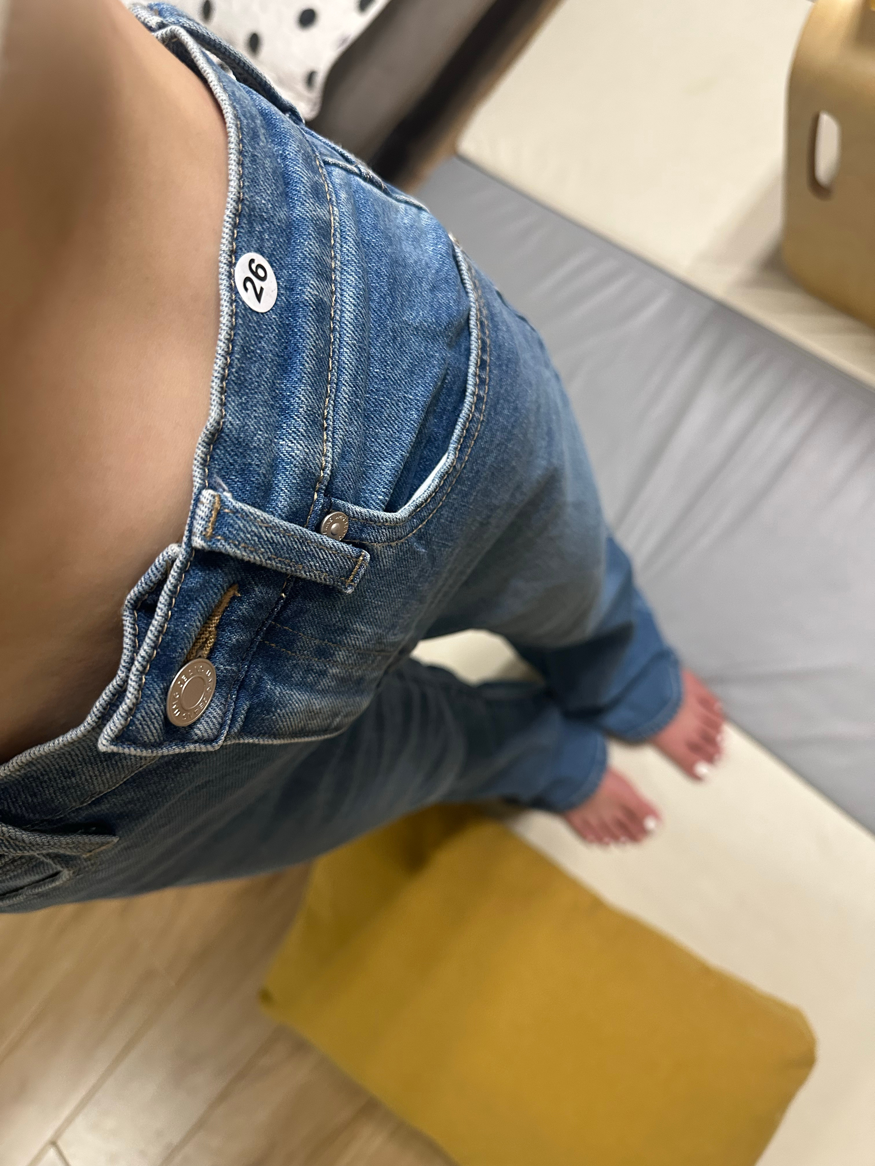 不敢相信 买了条牛仔喇叭 26码的腰围还有点大