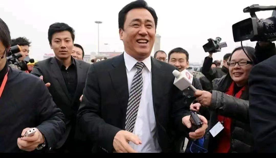 1、今天地产圈传来大消息，恒大集团董事长、前首富许家印，今日开庭受审，当庭认罪！