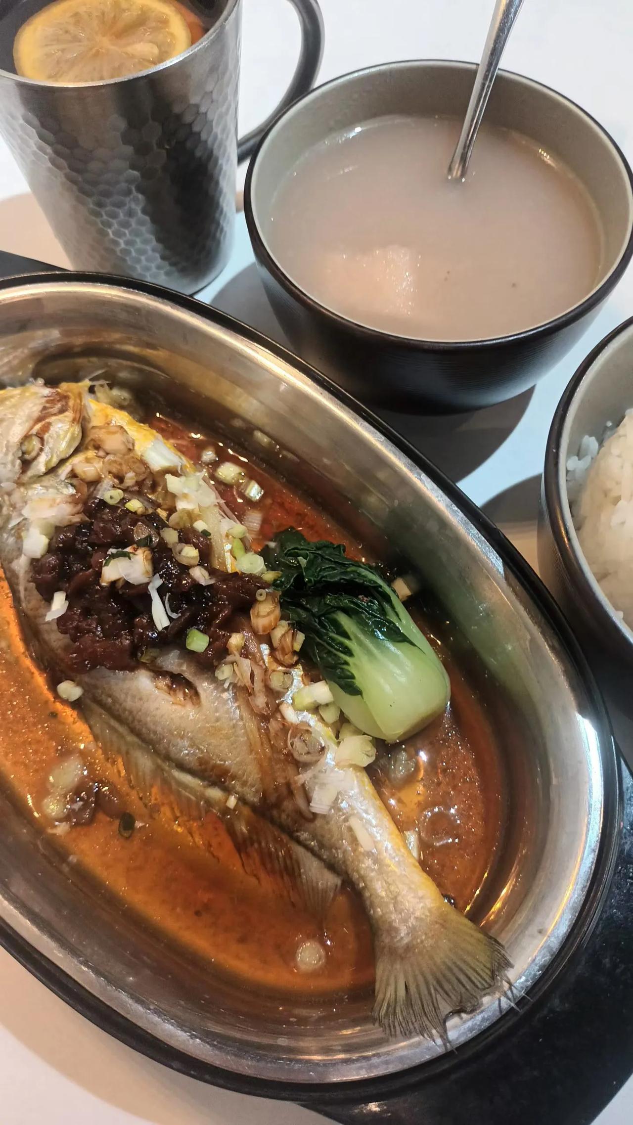 午餐点了豆瓣酱蒸小黄花鱼，配餐一小碗例汤加一杯热饮，不另收费。这家店星期一至星期