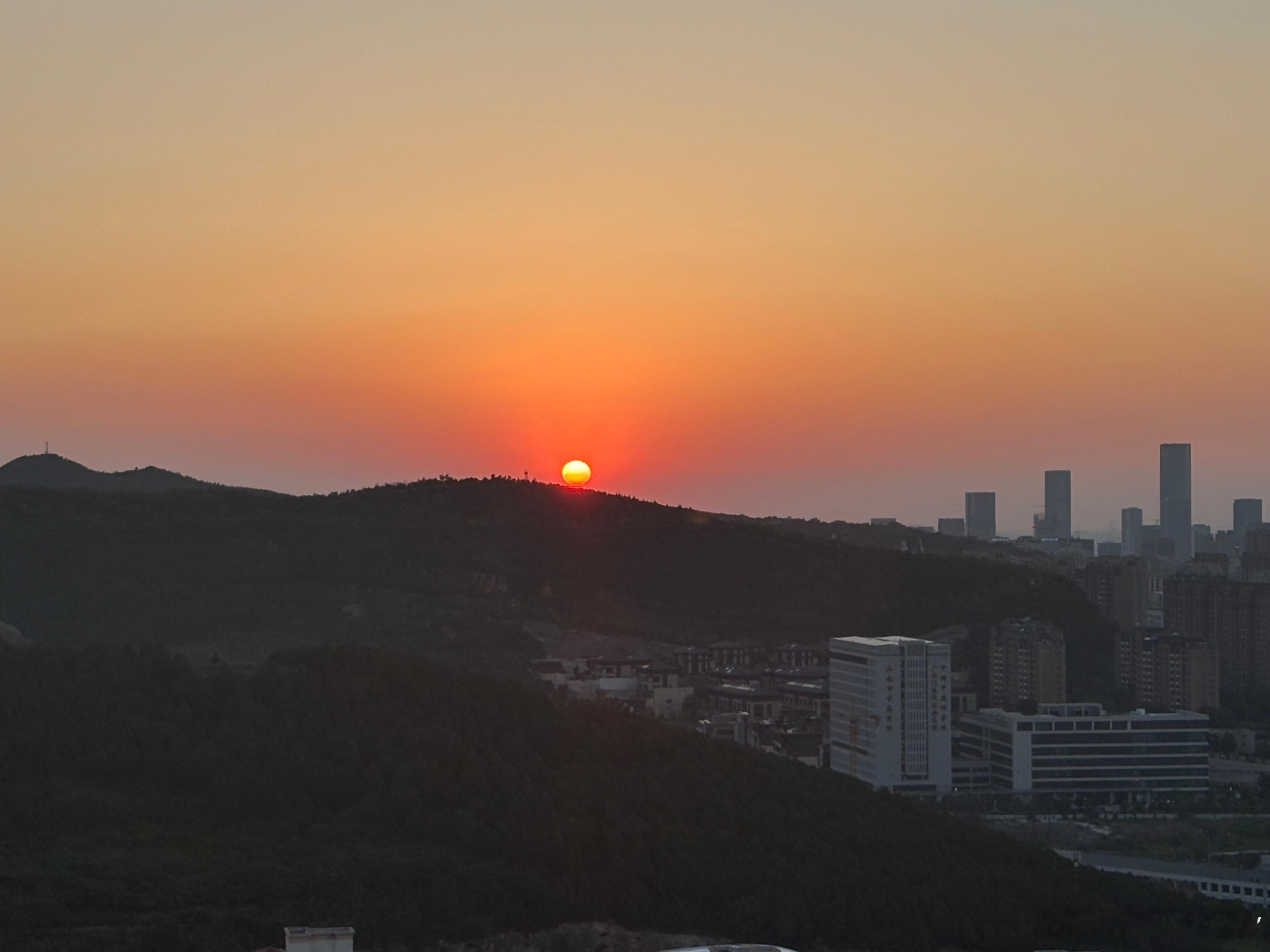 走进山里夜色缓缓落了下来一抬头我看见了几颗星星 ​​​
