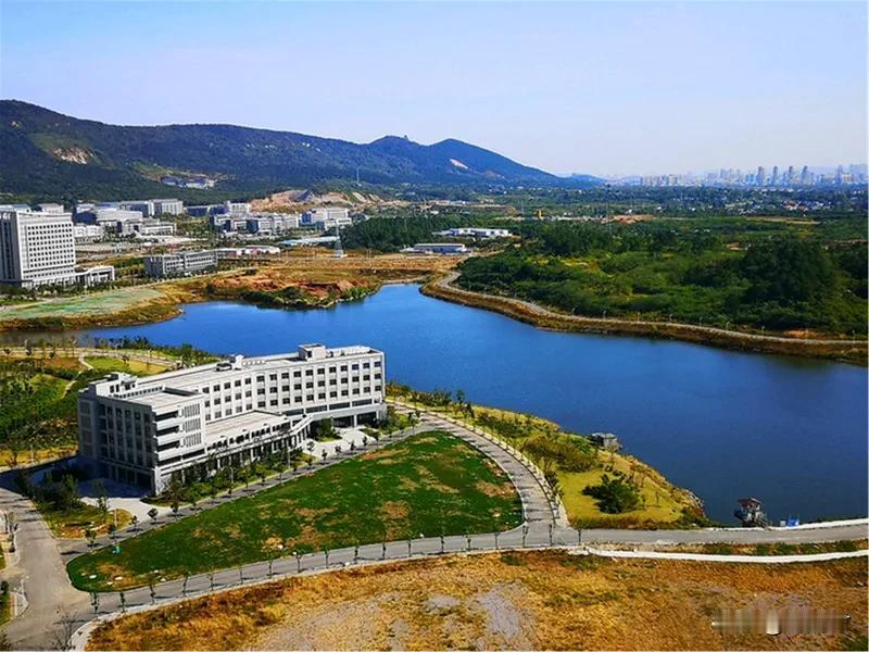 大骗子如何当上首席科学家？校方回应 大骗子缘何当上首席科学家？校方回应
江苏科技