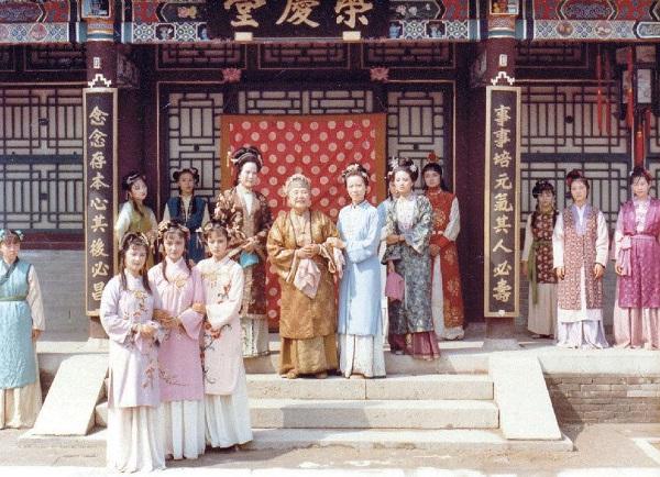 贾母为啥重用王熙凤?因为实在是没人可用了。
荣国府这么大，但能用来管家的，也只有