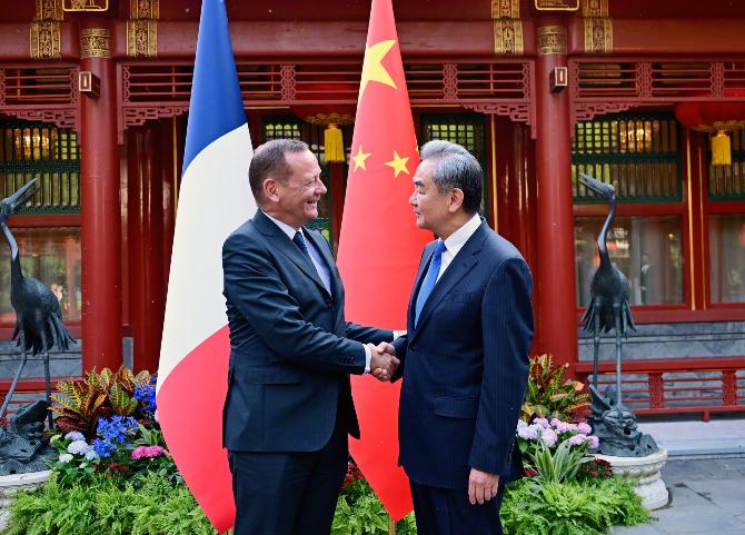 5月8日，中央外办主任王毅在北京和法国总统外事顾问博纳举行会谈。两人围绕中法关系