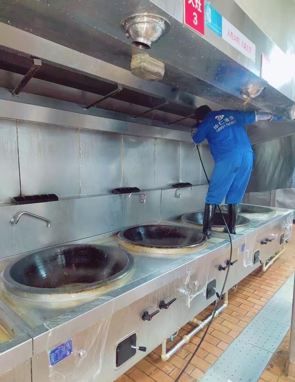 年就这样过完了，生活回归正轨，假期余额清零，生活模式重启。今年的目标就是，比去年