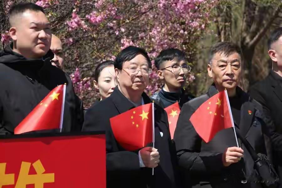 开国上将邓华之子邓穗
首次来到沈阳抗美援朝烈士陵园
迎接志愿军烈士遗骸归国。
回