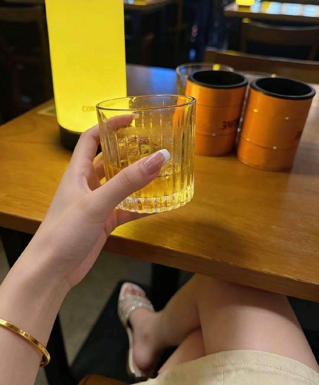 长夜漫漫无心睡眠，万绪千头绕眉间。