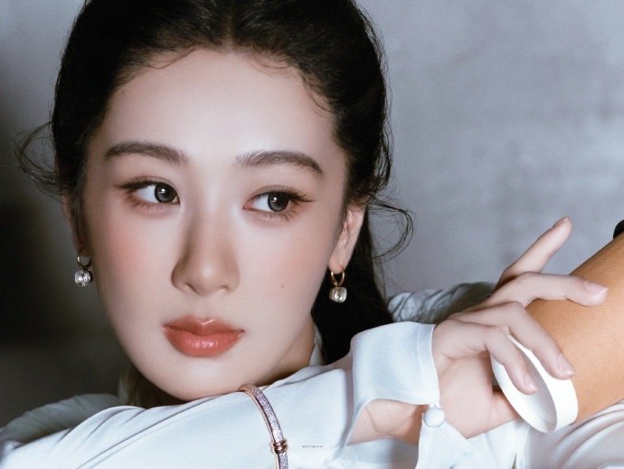 杨紫玉兰花开君再来 💜杨紫董竹君 世界万般苦，你是一点甜，所有的晦暗都留给过往