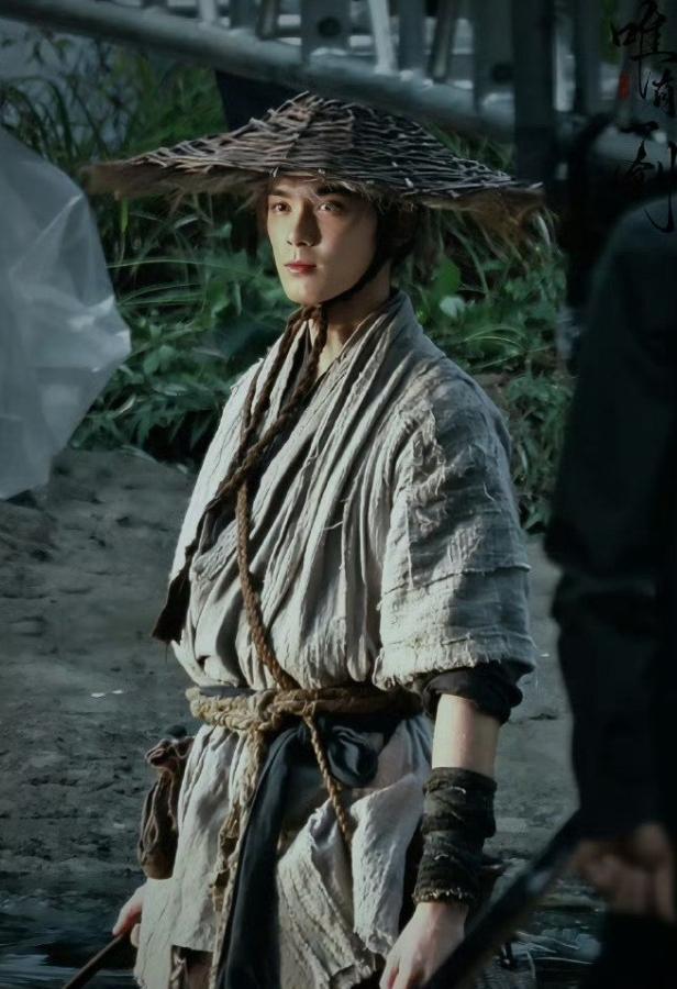 吴磊穿粗布麻衣拍《剑来》，不戴金链不贴胸肌。
导演说，江湖不是靠亮片撑起来的。