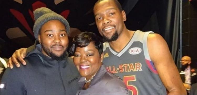 近日火箭球星杜兰特做客美女博主Bobbi Althoff的播客节目《NOT TH