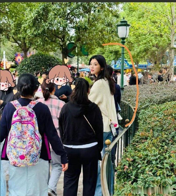 #迪士尼偶遇奚梦瑶何猷君一家# 奚梦瑶被偶遇生图，真的美得很直观啊~#奚梦瑶被偶