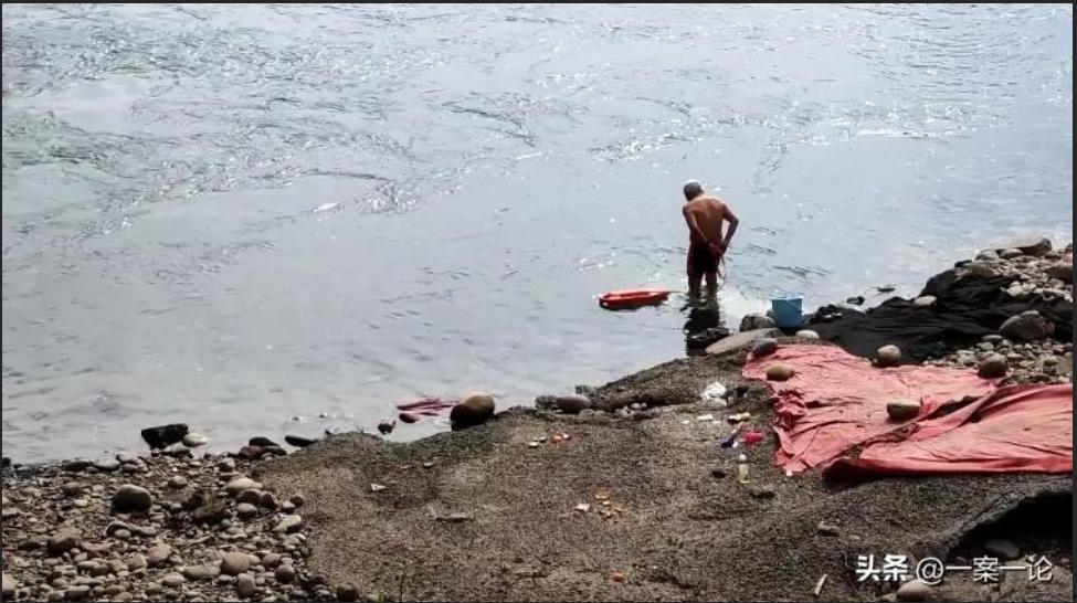 四川乐山，男子经常一丝不挂在江里裸泳，一女子每天散步时都能瞅见，看了整整1个月后