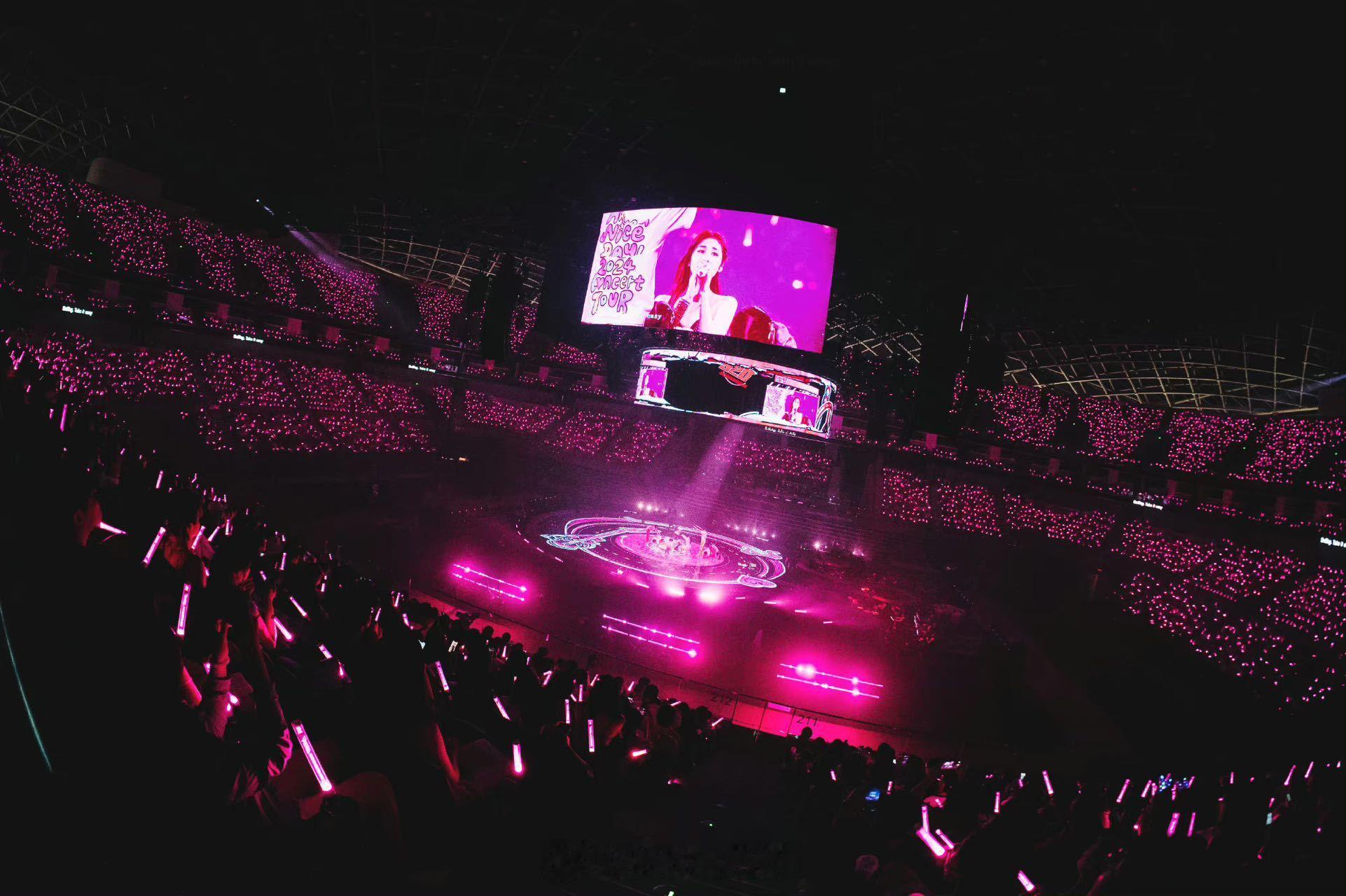 #粉丝喊张碧晨上班了# 张碧晨天津场演唱会倒计时开始！🎤 粉丝们一波接一波喊着