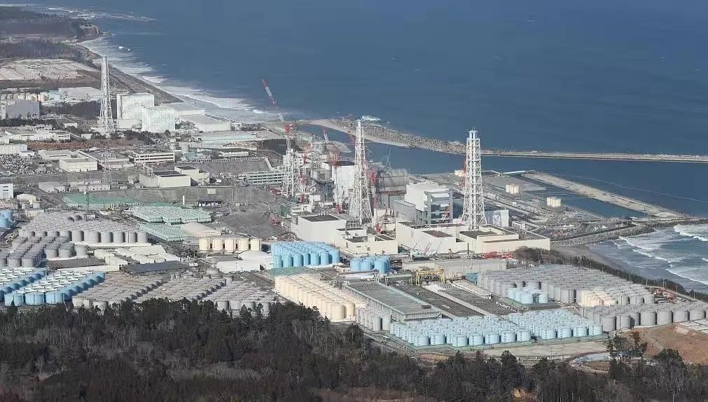 对日本排放核废水造成的影响，应终身追责。对日本极不负责的排放核废水行为，中国除了