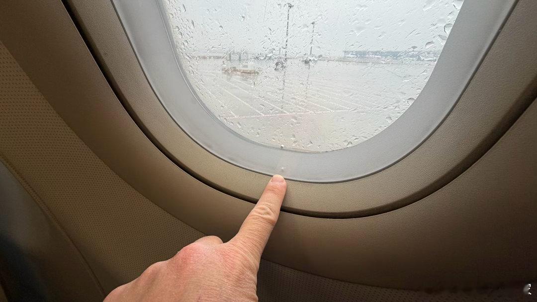 神奇…飞机玻璃夹层里好像死了只蚊子…你说它怎么进去的？ 北京·首都机场T3航站楼