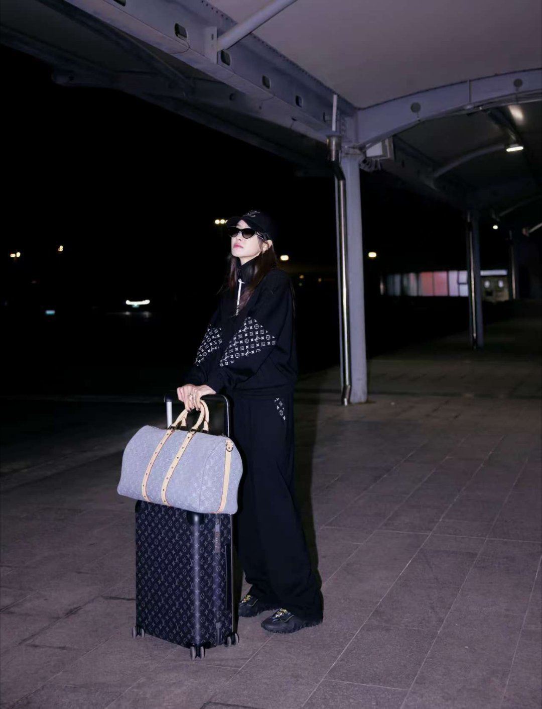 宋茜全黑outfit出发巴黎宋茜机场黑曜石look出发前往巴黎时装周，于机场被镜
