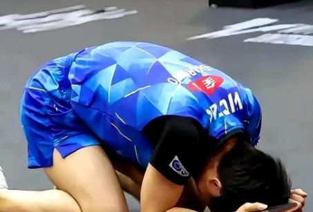 第三次了。
张本智和赛前对着镜头喊“这次要夺冠”，WTT总决赛打完，他又一次倒在