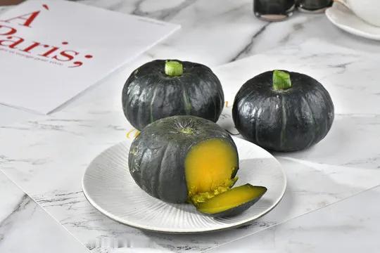 小时候穷，南瓜是救命粮。

墙角堆成山，蒸着吃、炒着吃、藤叶子剁碎了吃，吃不完？