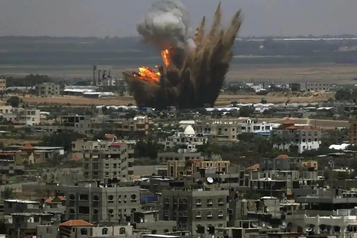 美国军队在深夜的时候再次对叙利亚展开袭击，九十枚导弹划破黑夜的天空，三十五个“伊