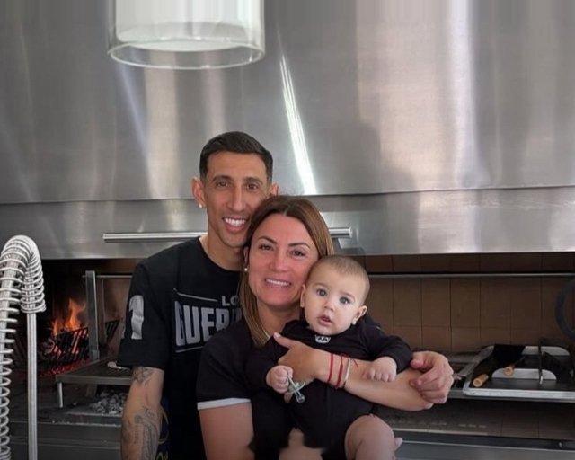 🇦🇷 本周一，迪马利亚在富内斯的家中接待了好友帕雷德斯的惊喜来访😄帕雷德斯