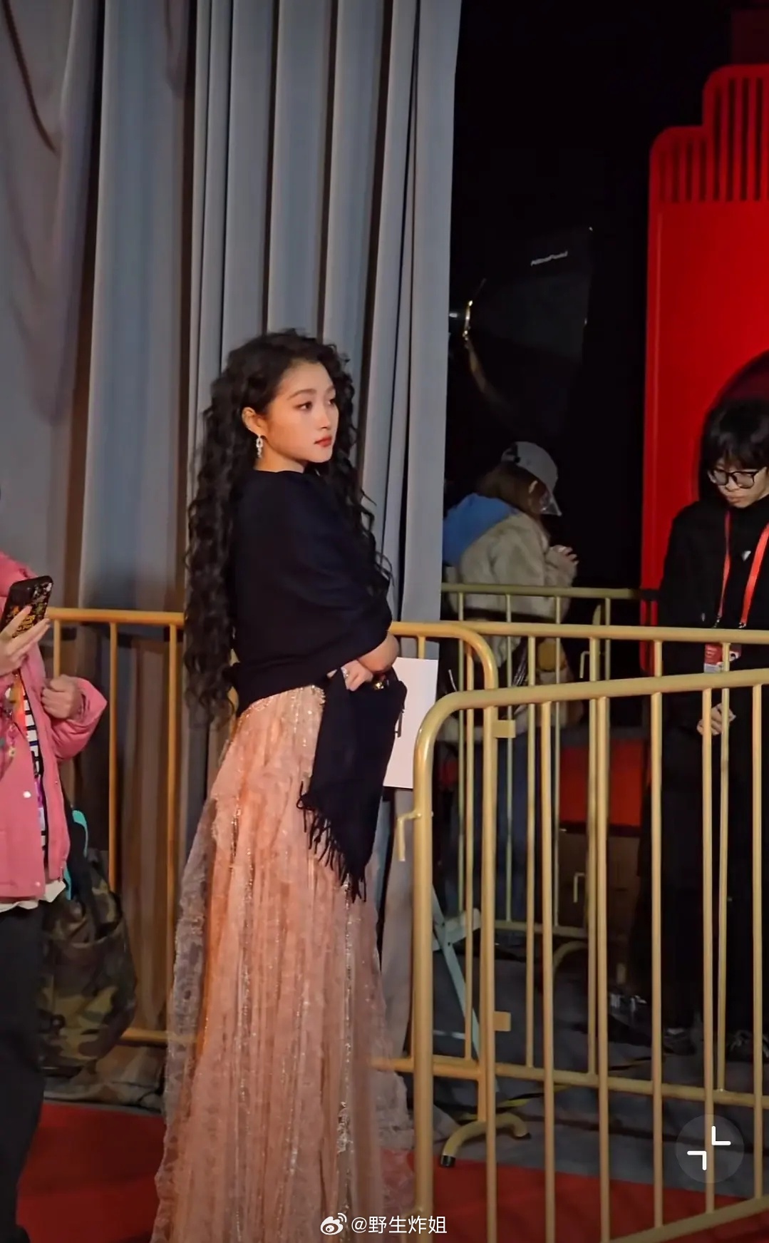 关晓彤上次白玉兰的盘发就很好看 不知道这个泡面头要干啥…微博之夜红毯