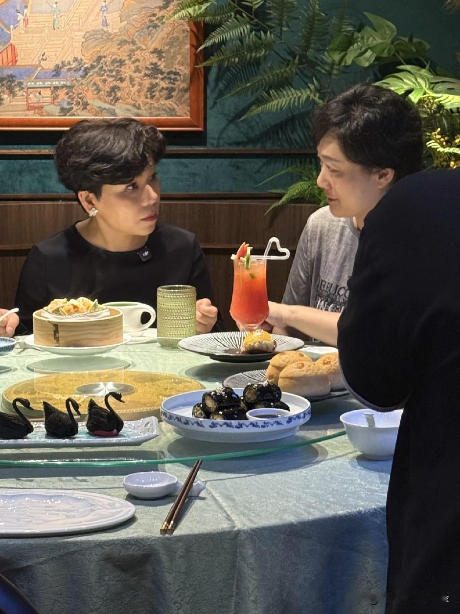 网友偶遇邓亚萍，
这回不是直播间的专业主播，
也不是乒乓球老前辈，
而是去南京参