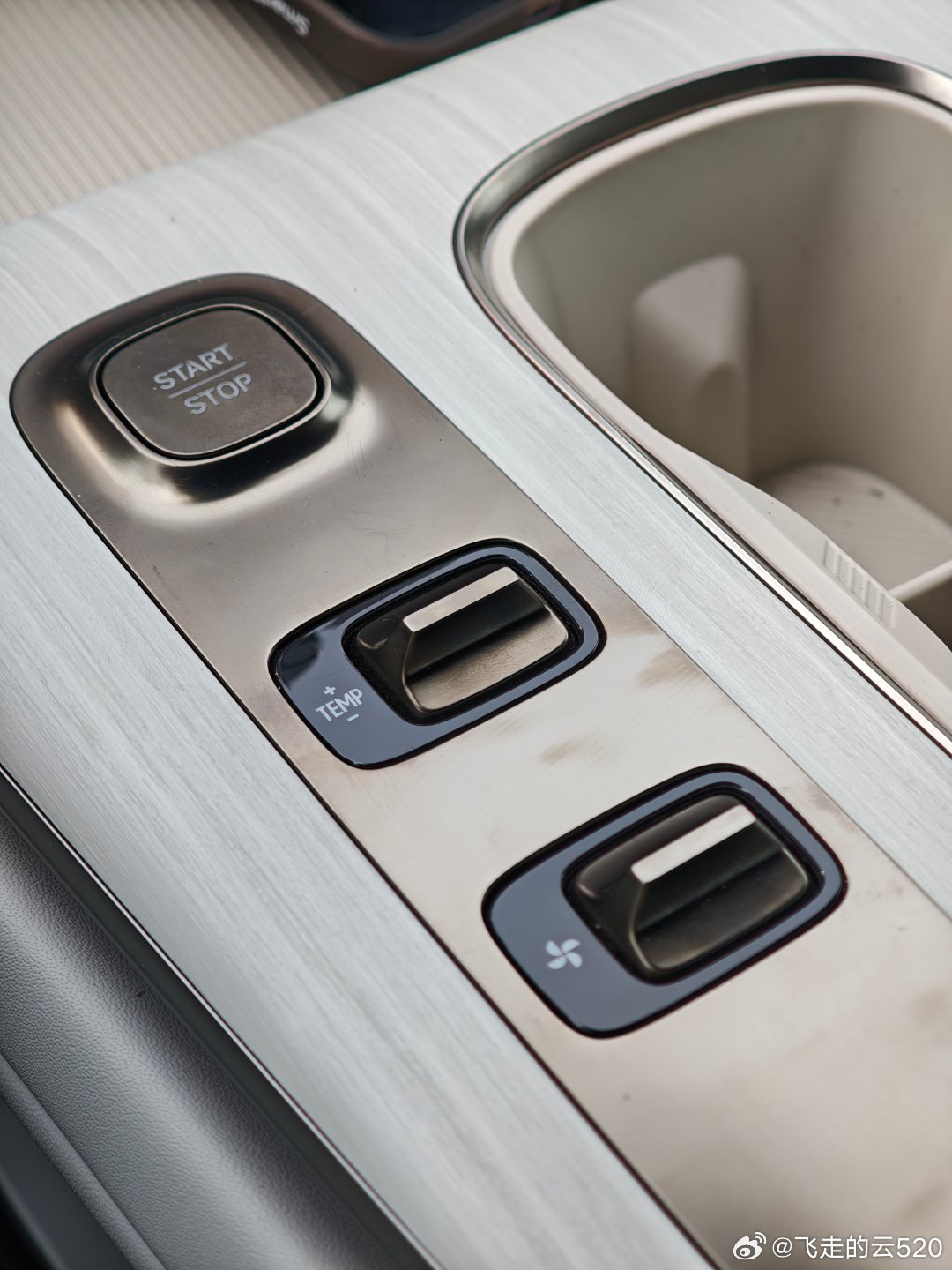 开了我的创始版SU7去试驾了新一代SU7标准版提升：NVH，尤其走粗糙沥青路面的