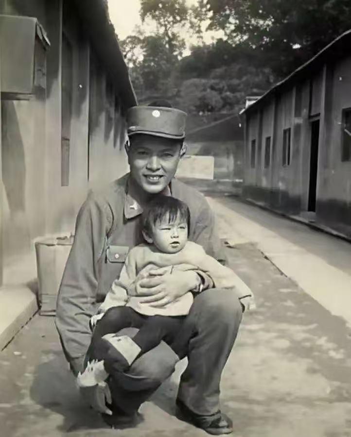 谁也想不到，这位老兵父亲抱着的小女孩竟然是现在的国民党主席郑丽文。