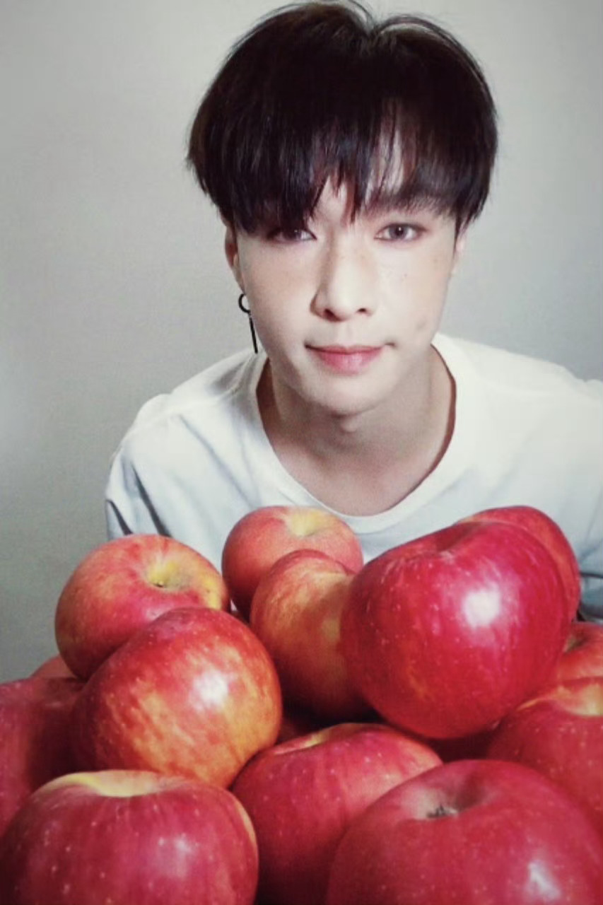 张艺兴时装男士十二月刊封面 早上好 可爱宝宝原创音乐制作人张艺兴2025最燃音乐