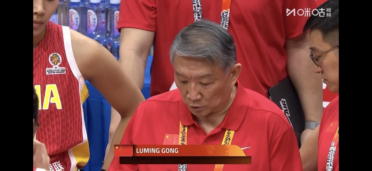 中国女篮大比分落后比利时女篮

中国女篮第一节开局，就是上了双塔，但是没有起到任